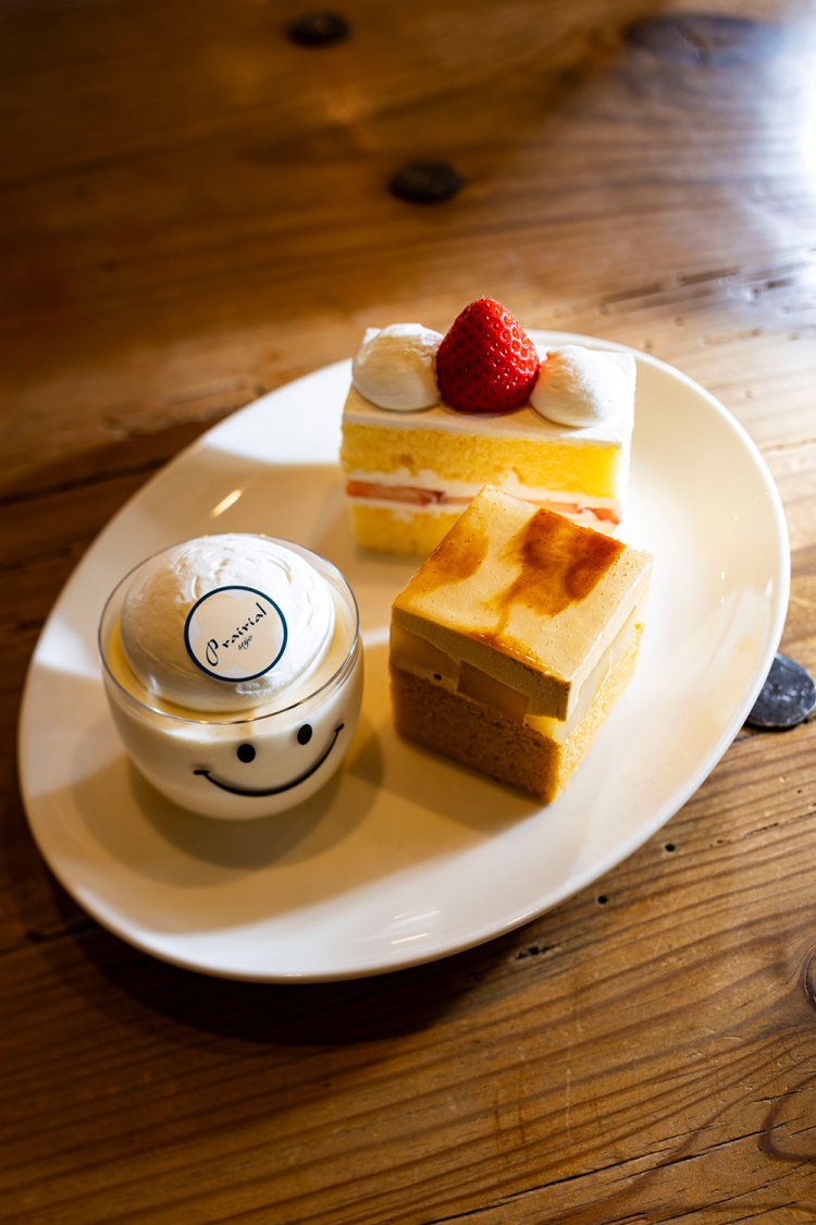 右上から時計回りでショートケーキ530円、キャラメルポワール540円、ババロワナチュール476円。