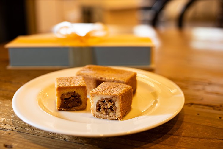 エンガディナー6個入1890円。中はナッツのヌガー。