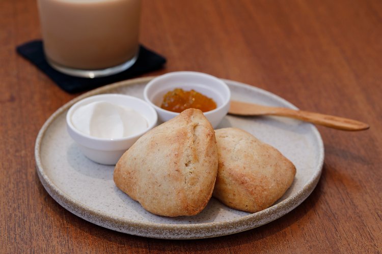 梅ジャム、生クリーム添えのさっくり全粒粉スコーンプレート700円、自家製アイスチャイ650円。