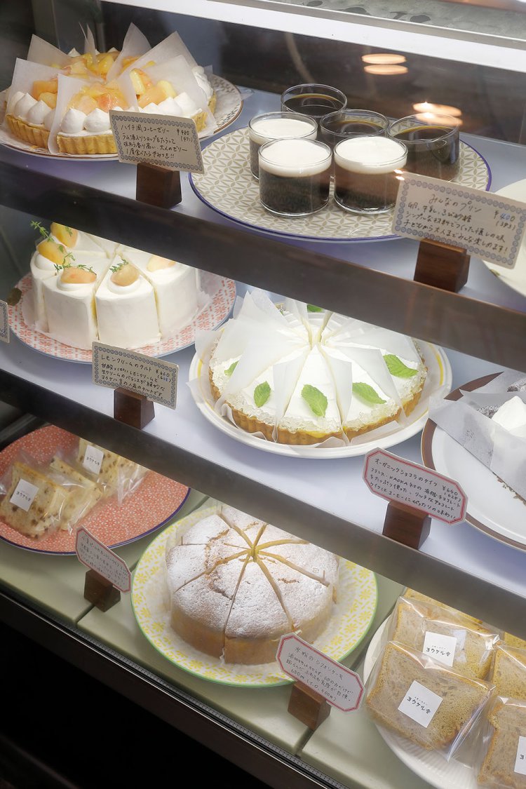 使う果実は季節で替わり、テイクアウト客多し。