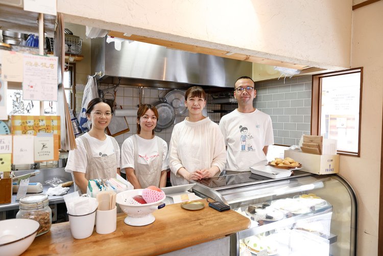 右から片岡さん、丸永さん、スタッフの大野さん、羽鳥さん。