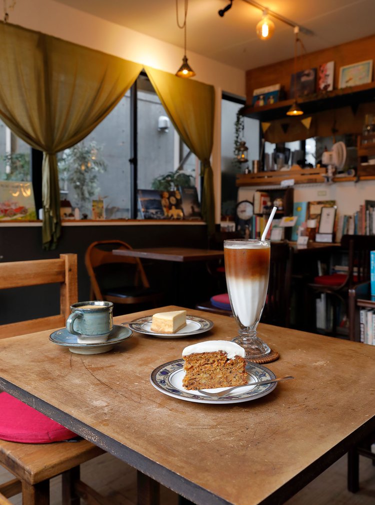 キャロットケーキ、NYチーズケーキ各450円、ホットコーヒー550円、アイスカフェオレ650円。
