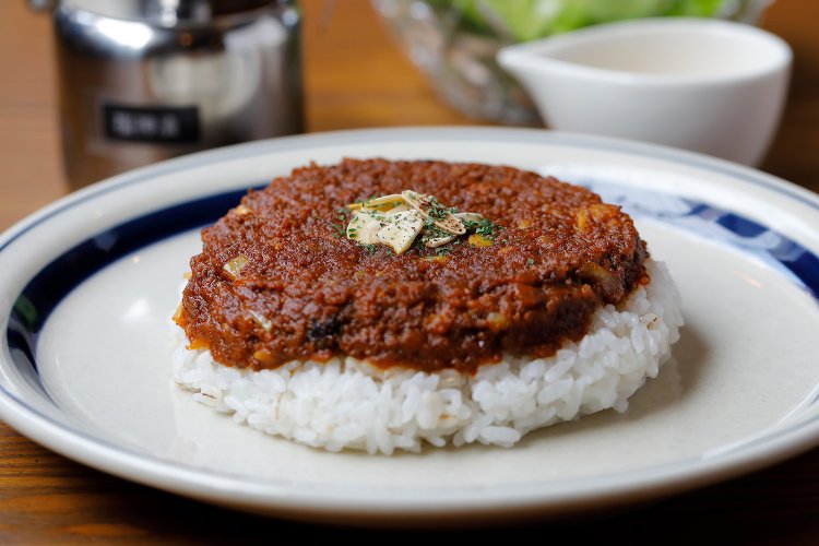 ドライキーマカレーのランチセット1180円は自家製ドレッシングのサラダ・ドリンク付き。