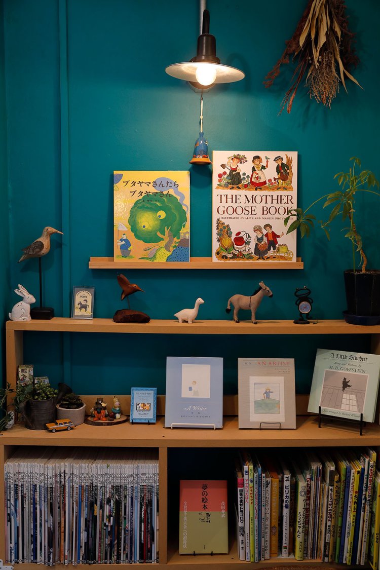 絵本や雑貨にはお客さんの寄贈品も。