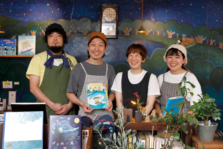 西宮さん作の壁画の前で、左から古宮さん、西宮さん、恵美さん、鈴木さん。