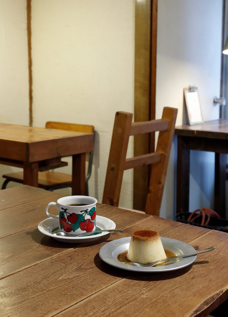 レトロプリン320円、ネルドリップのコーヒー520円（アイスは＋50円）。