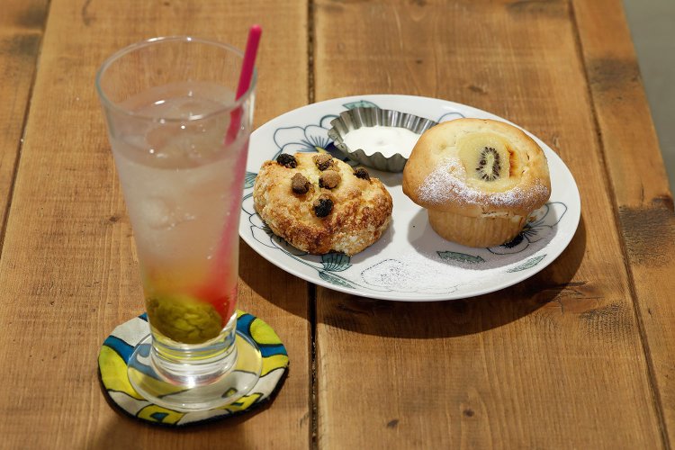 キウイ＆サワークリームマフィン430円、シュガーレーズンスコーン（ホイップ付き）340円、自家製シロップの梅ソーダ620円。