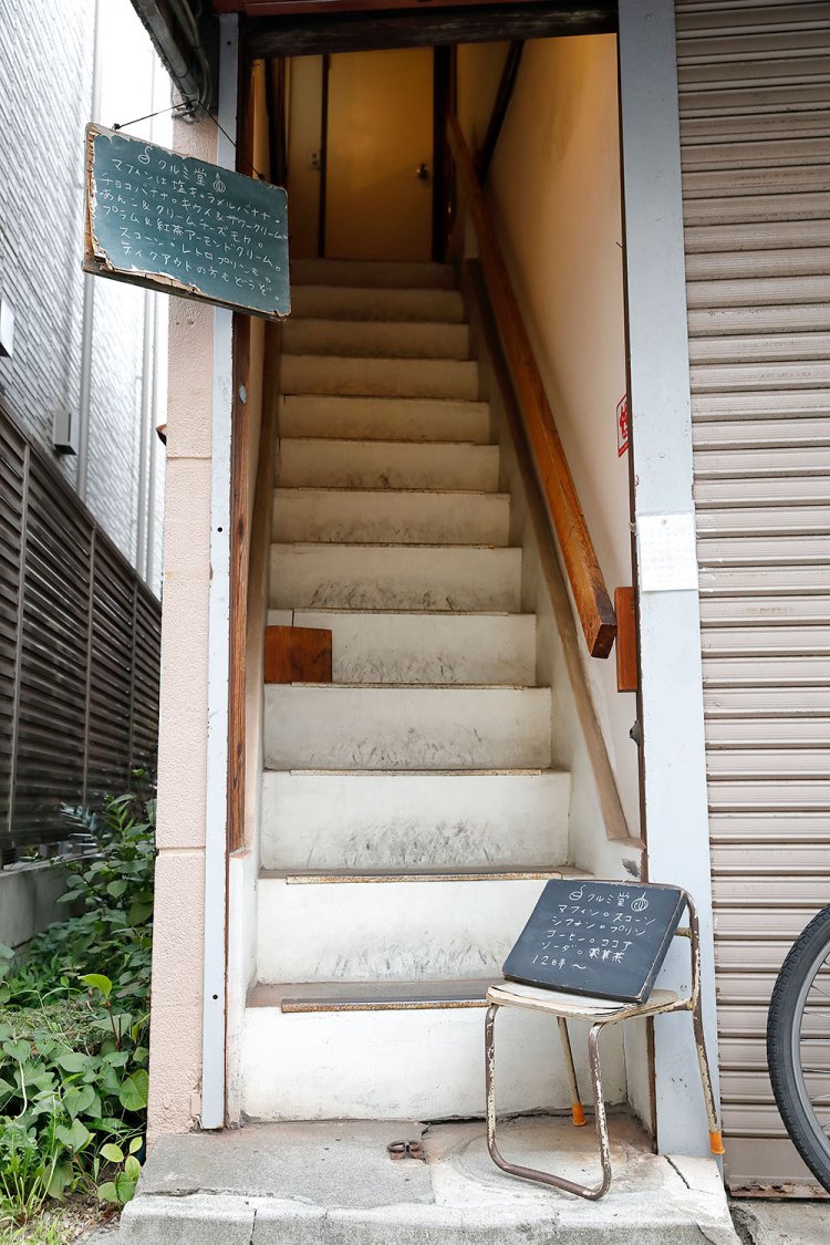 看板を頼りに2階へ。