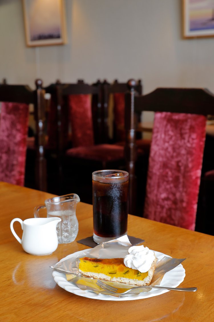 自家製のパンプキンパイ300円、ダッチコーヒーアイス500円。