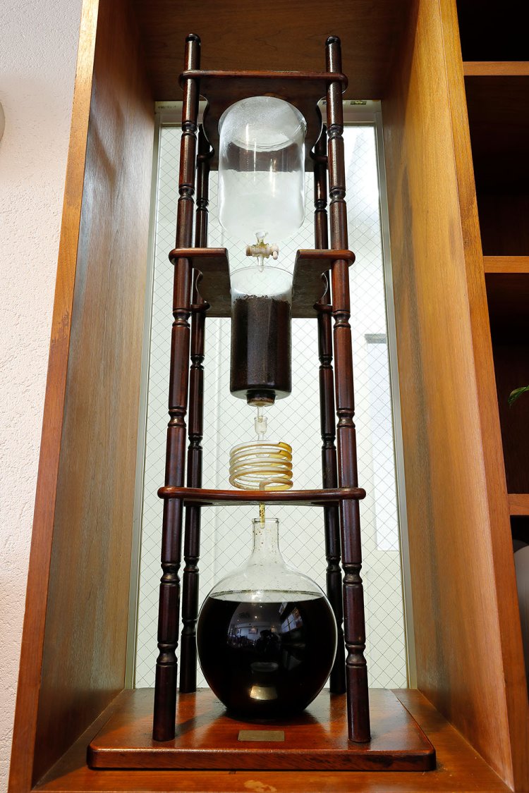 4台の専用機でホット用とアイス用を抽出。