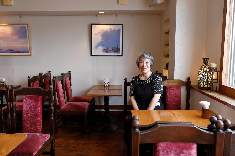「お疲れさま」と朗らかに声をかけるママの裕子さん。1969年創業以来、夫婦で営み、洋食ファンも多い。