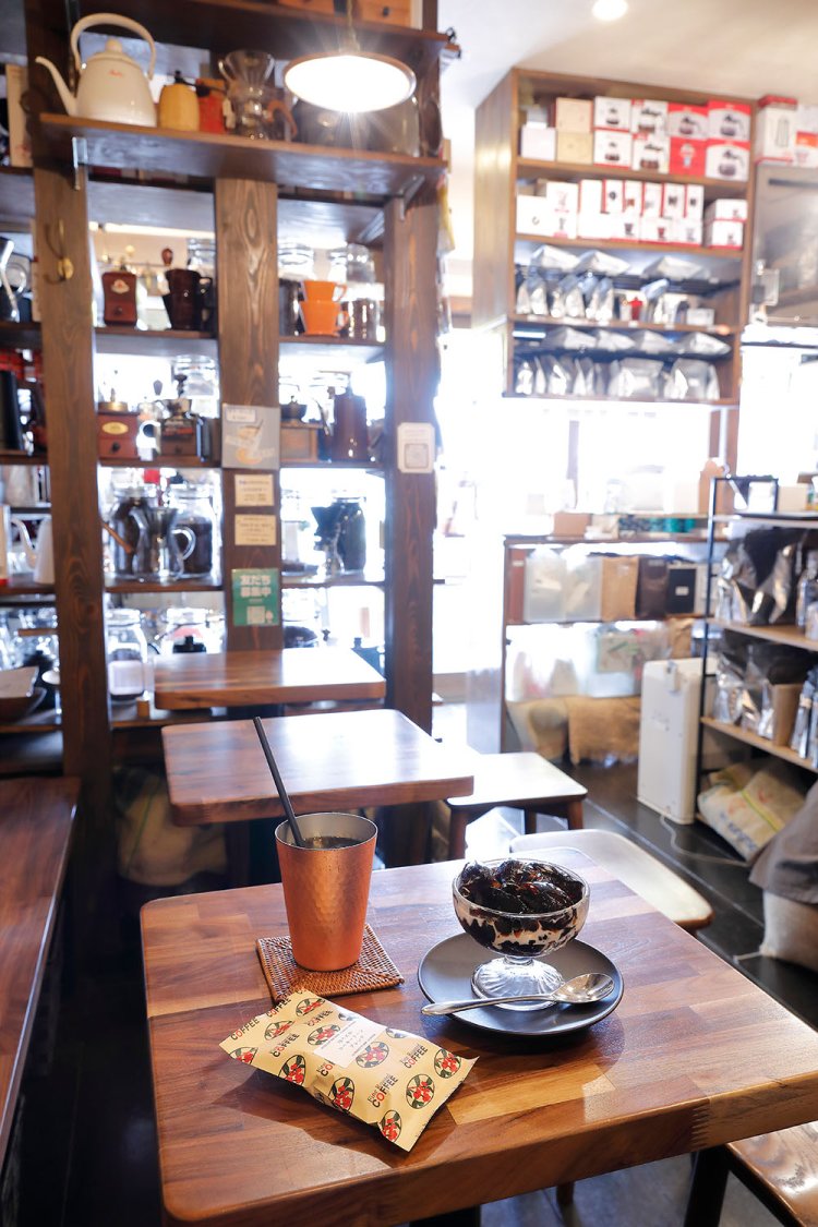 ドリンクとおみやげが選べるかおるコーヒーゼリーセット1100円。写真は水出しとコーヒー豆50g。夏季限定。