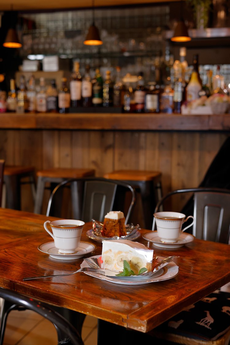 ケーキは750円～で、写真はバナナカスタードパイ、杏キャロットケーキ。自家焙煎コーヒー650円。