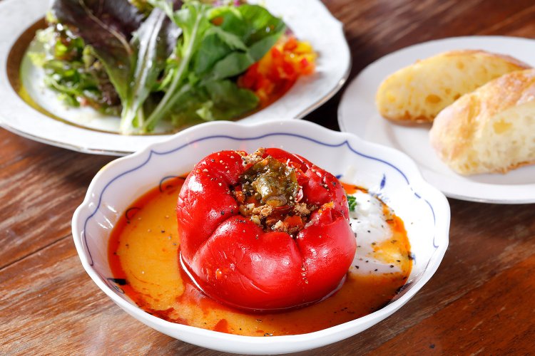 日替わり料理1850円～で、写真はクロアチアのパプリカの肉詰め。自家製北海道小麦パン、サラダ付き。