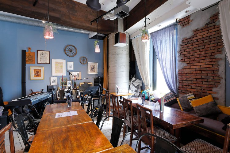 DIYで欧州カフェ風に。松任谷正隆氏も通う。週末ライブは予約が確実。