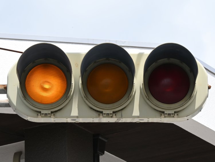 黄・黄・赤の変則配列の信号機。