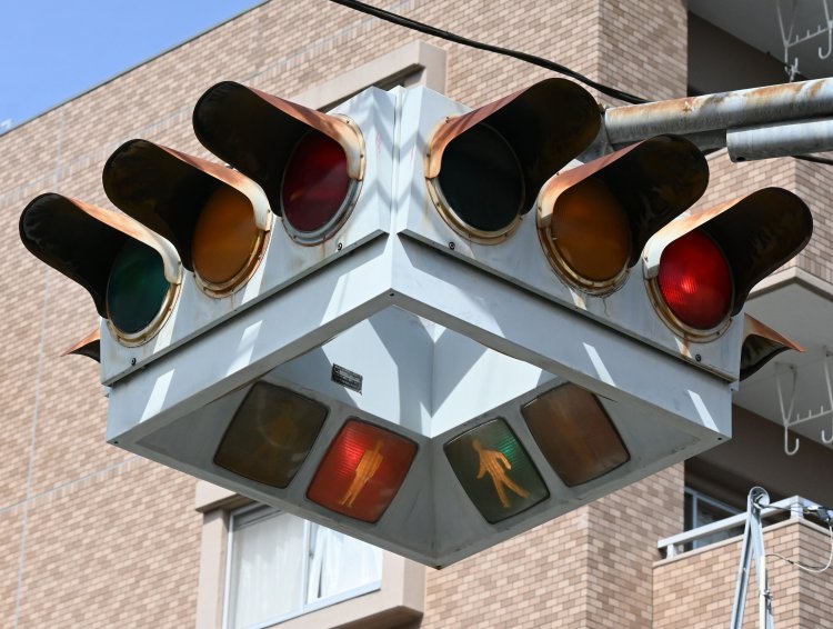 歩行者用・車用が一体化した「UFO型」の信号機。