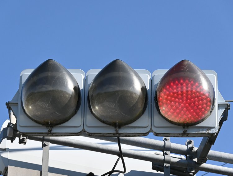 カプセルフードの付いた信号機。