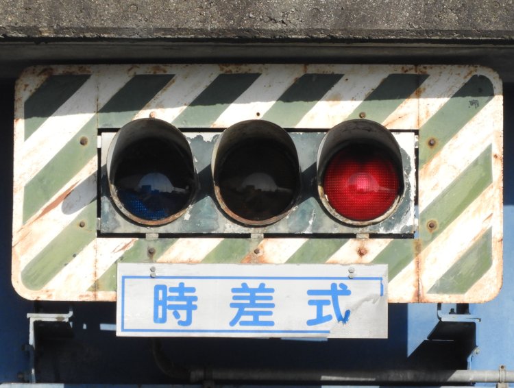 愛知県「卯坂」交差点に2023年2月まで残っていた、古い角形の信号機。