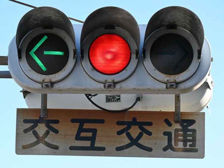 「矢印・赤・矢印」が表示される変則配列の信号機.。