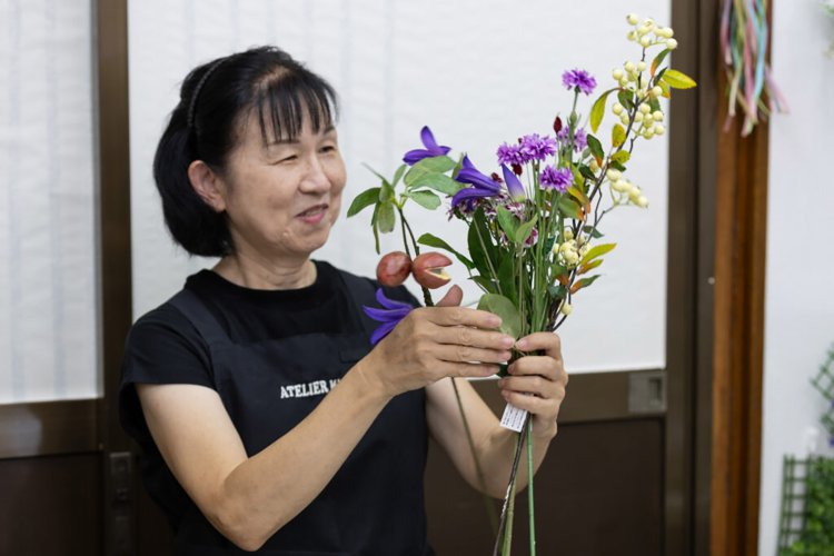 今いち押しのシリーズでもある“野花”を慣れた手つきでまとめる小林さん