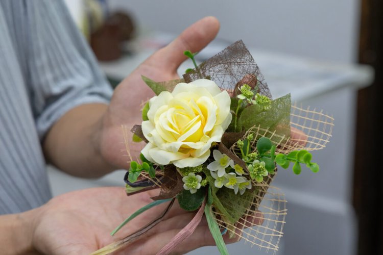 後ろに石けんがラッピングされており、壁にかけるのもおすすめ。