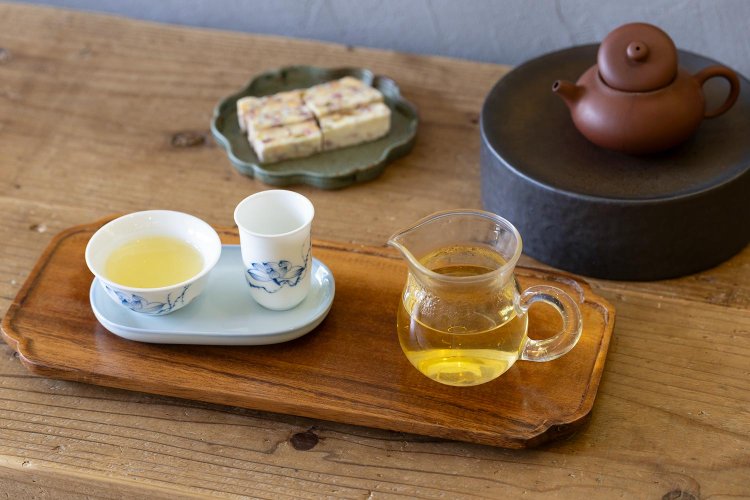 阿里山高山茶 瑞里1300円。ローゼルヌガークッキー450円を添えて。