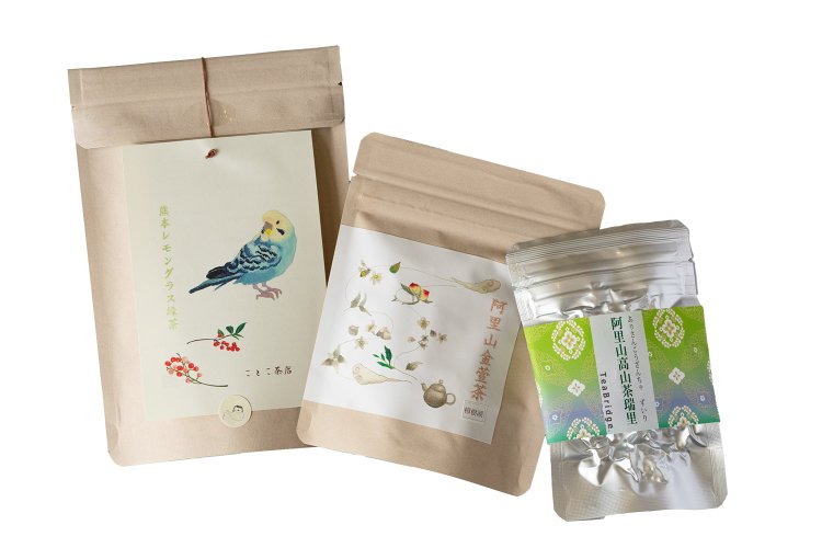 左から熊本レモングラス緑茶850円、阿里山金萱茶 樟樹湖1500円～、阿里山高山茶 瑞里1700円。