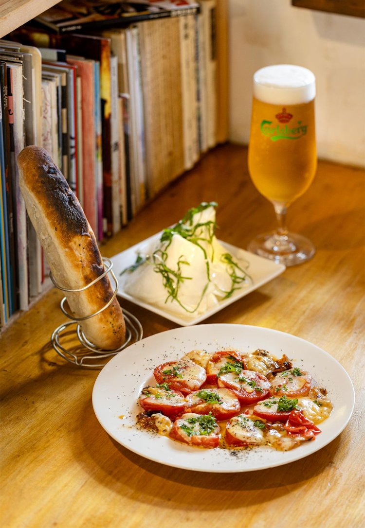 トマトチーズ焼き700円、しおパン200円、ダイコンハリハリ300円、カールスバーグ生600円。