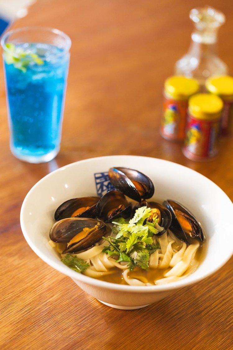 ムール貝とパクチー1000円、ハンゾウサワー600円。
