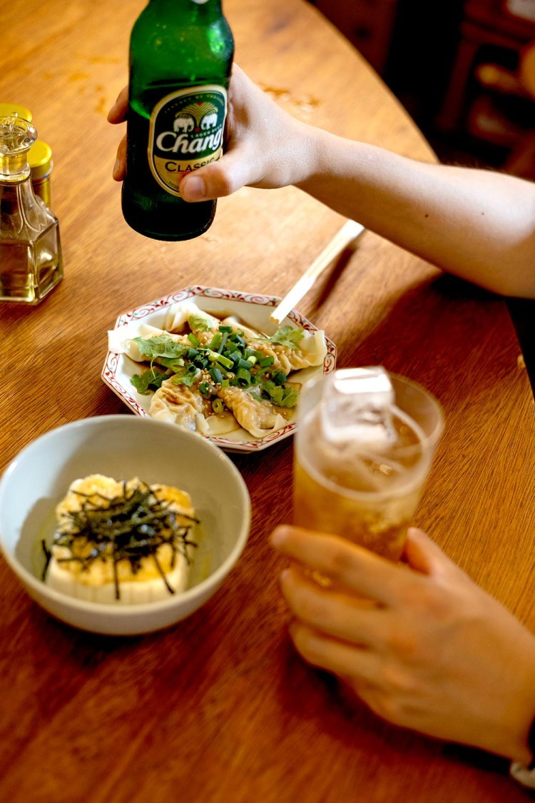 瓶ビール700円、冷奴300円、皿ワンタン500円。