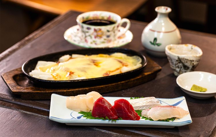 刺し身盛り合わせ990円、モチピザ790円、日本酒700円、ブレンド500円。