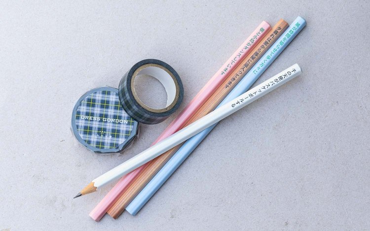 オリジナルマスキングテープ「DRESS GORDON」440円（左）、コトバえんぴつ165円。