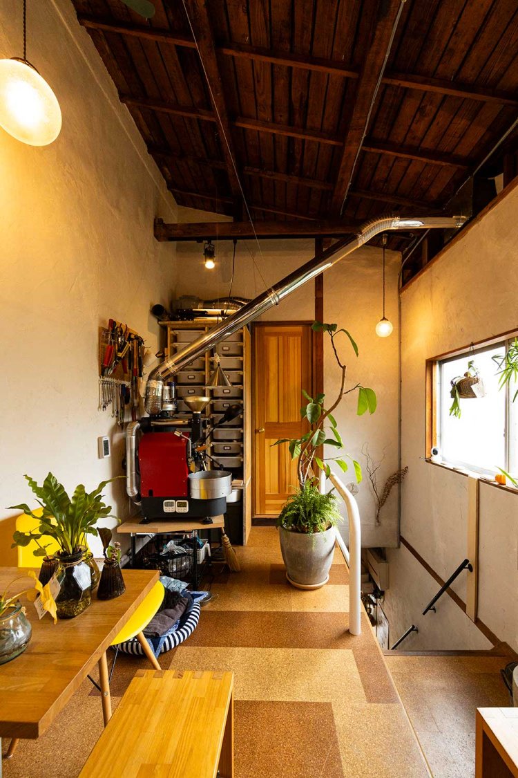 店は間口が狭く、いい香りが満ちる。