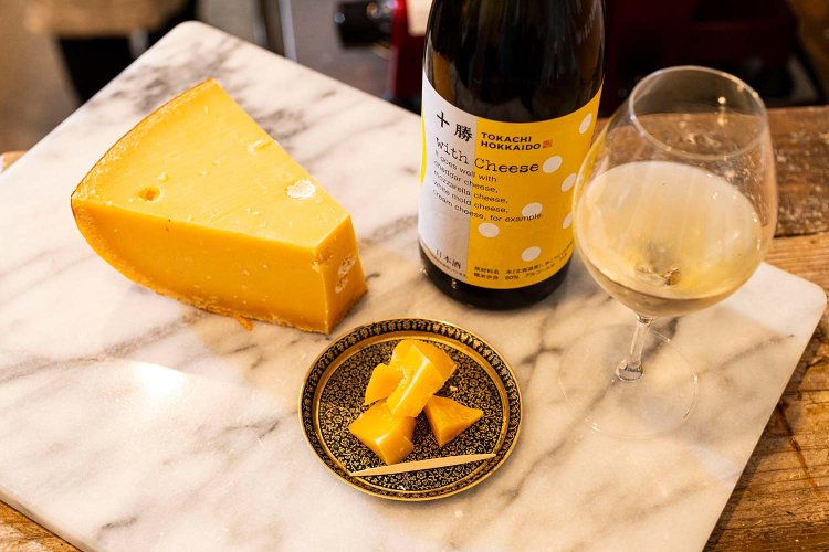 チーズの購入は100g～、角打ち30g～。グラスワイン、日本酒は700円～。