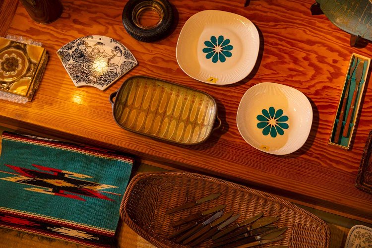 買い付けは、主にデンマークで行う。陳列棚には北欧のほか、スイス、ドイツのものも。