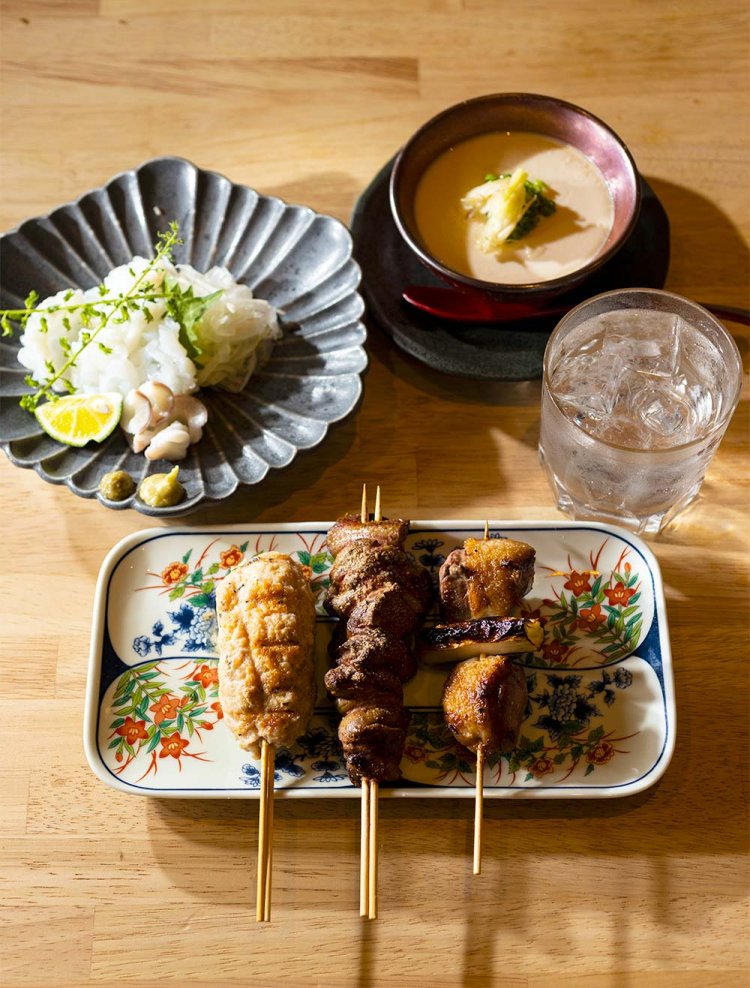 2024年7月で1周年。串1本250円～、タコ刺し1280円、自家製冷奴400円。焼酎グラス580円～。