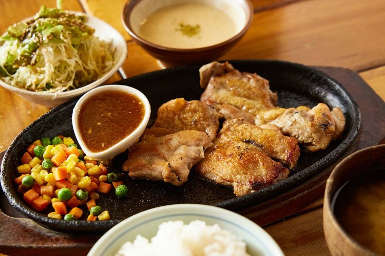チキンオニオン200g1000円。麦ごはんは大盛り無料！　オニオンソースはまろやかな酸味で肉の旨味が際立つ。サラサラ食べられて栄養たっぷりのとろろ280円の追加がおすすめ。