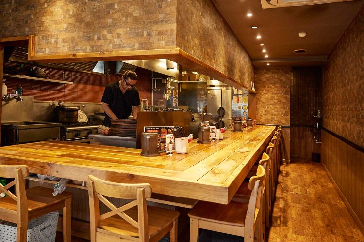 店内はカウンターのみ。