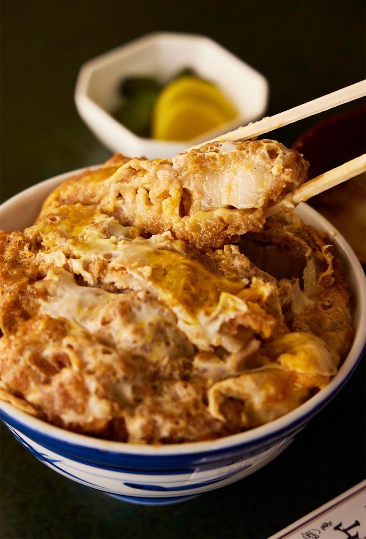 農大カツ丼980円（とん汁またはお吸い物付き）。先生のリクエストで、農大半カツ丼750円もある。