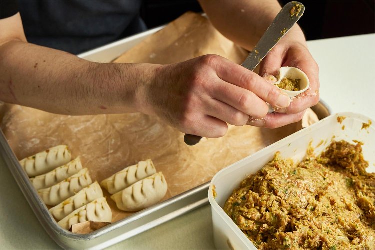 餃子は冷凍するとふっくら焼けないため、その日に包んだものだけを使う。