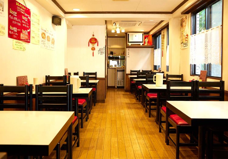 明るく清潔感あふれる店内。2階席もある。