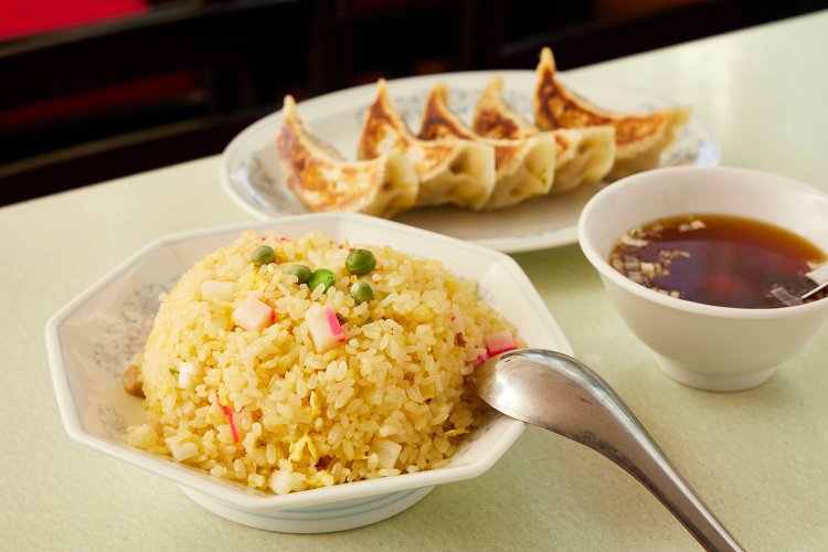 黄金色が美しい炒飯800円（スープ付き）、餃子530円。