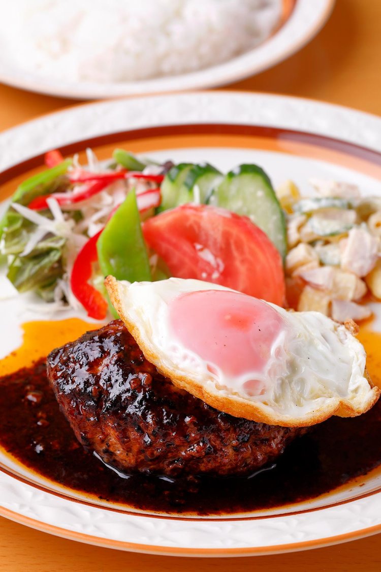 和牛ハンバーグステーキ1280円（ランチ）。寿雀卵の目玉焼きのせ＋150円。