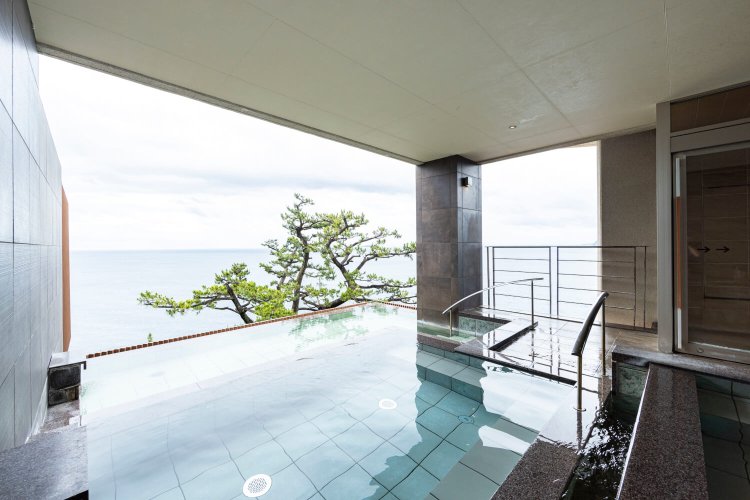 スパリウムニシキにある露天風呂の一つ「断崖の段々湯」。