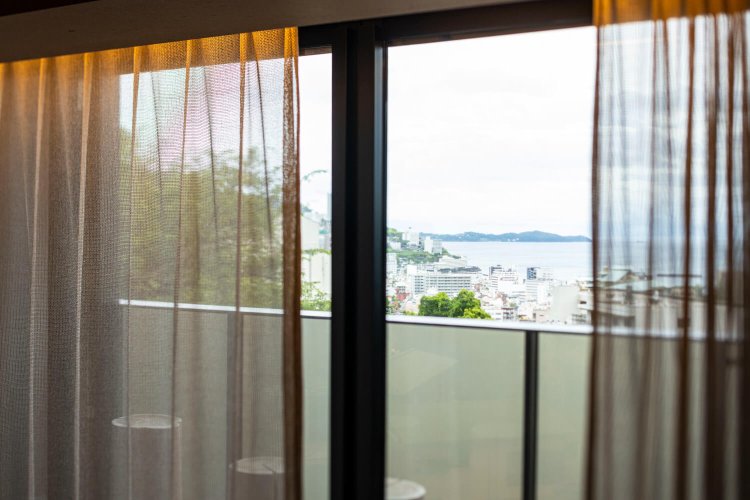 高台にあるため、海側の客室は周囲の緑と海の眺望が自慢だ。