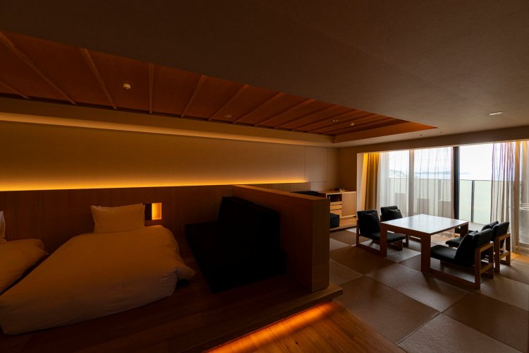 海側に温泉露天風呂を備えたテラスバスプレミアムツイン。