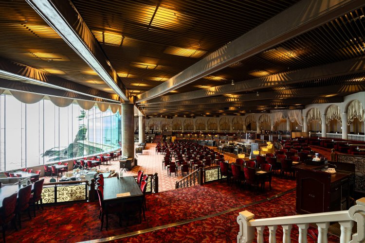 「メインダイニング錦」はホテルレストランとしては熱海最大級の広さ。