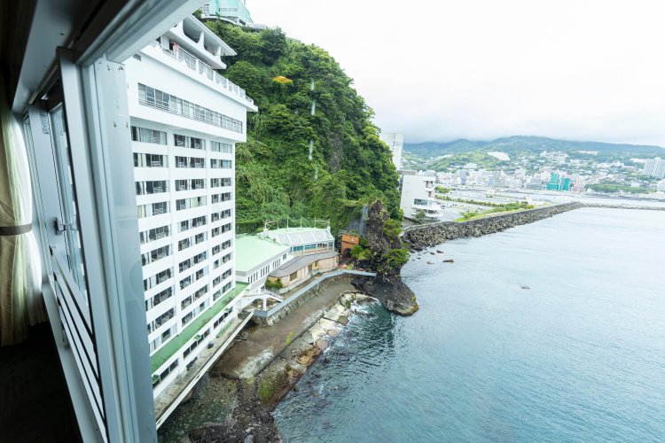 ホテルから直接海に出られ、海のアクティビティの体験も。