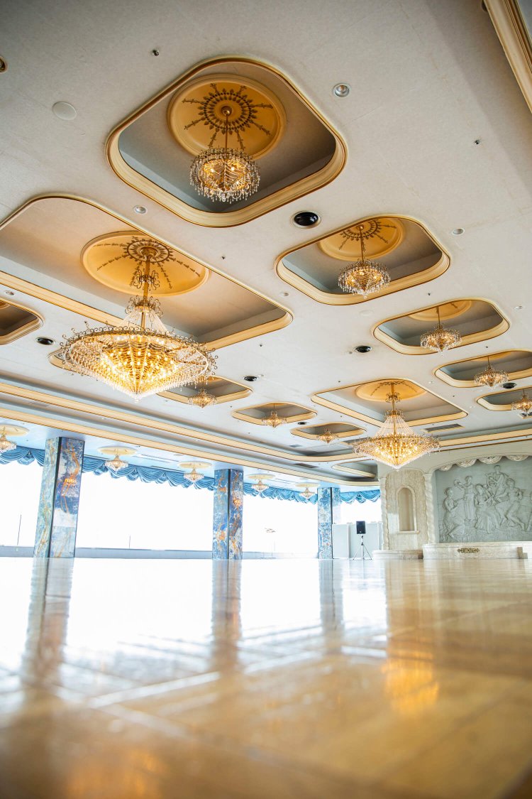 イベントホール「サロン・ド・錦鱗」は昭和ゴージャス感が漂う内装に目を見張る。